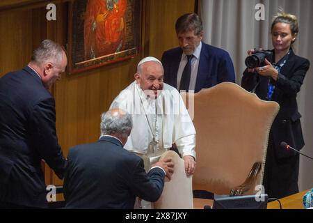 Vatican, Vatican. 23 mai 2024. Italie, Rome, Vatican, 2024/5/23.le pape François assiste à la séance de clôture de la rencontre internationale sur le sens organisée par les Scholas Occurrentes, au Vatican . Photographie de ALESSIA GIULIANI/ Catholic Press photo Credit : Independent photo Agency/Alamy Live News Banque D'Images