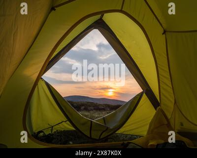 Royaume-Uni, Écosse, lever du soleil sur les montagnes Cairngorm vu de l'intérieur de la tente inclinée Banque D'Images