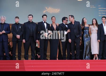 Hmed Hamidi, Anthony Bajon, Karim Laklou, François civil, Alain Chabat, Adèle Exarchopoulos, Mallory Wanecque, Élodie Bouchez, Alain Attal, Président de la semaine internationale de la critique du jury, Audrey Diwan, Gilles Lellouche, Malik Frikah, Vincent Lacoste, le producteur Hugo Selignac, le maire de Cannes David Lisnard, Jean-Pascal Zadi, Raphaël Quenard et François Breavoine présents au tapis rouge de L'amour Ouf au 77e Festival annuel de Cannes au Palais des Festivals le 23 mai 2024 en CA présent à L'amour Ouf tapis rouge au 77e Festival annuel du film de Cannes Banque D'Images