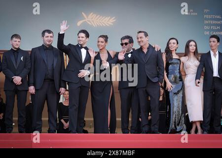 Hmed Hamidi, Anthony Bajon, Karim Laklou, François civil, Alain Chabat, Adèle Exarchopoulos, Mallory Wanecque, Élodie Bouchez, Alain Attal, Président de la semaine internationale de la critique du jury, Audrey Diwan, Gilles Lellouche, Malik Frikah, Vincent Lacoste, le producteur Hugo Selignac, le maire de Cannes David Lisnard, Jean-Pascal Zadi, Raphaël Quenard et François Breavoine présents au tapis rouge de L'amour Ouf au 77e Festival annuel de Cannes au Palais des Festivals le 23 mai 2024 en CA présent à L'amour Ouf tapis rouge au 77e Festival annuel du film de Cannes Banque D'Images