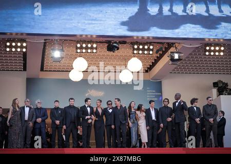 Hmed Hamidi, Anthony Bajon, Karim Laklou, François civil, Alain Chabat, Adèle Exarchopoulos, Mallory Wanecque, Élodie Bouchez, Alain Attal, Président de la semaine internationale de la critique du jury, Audrey Diwan, Gilles Lellouche, Malik Frikah, Vincent Lacoste, le producteur Hugo Selignac, le maire de Cannes David Lisnard, Jean-Pascal Zadi, Raphaël Quenard et François Breavoine présents au tapis rouge de L'amour Ouf au 77e Festival annuel de Cannes au Palais des Festivals le 23 mai 2024 en CA présent à L'amour Ouf tapis rouge au 77e Festival annuel du film de Cannes Banque D'Images