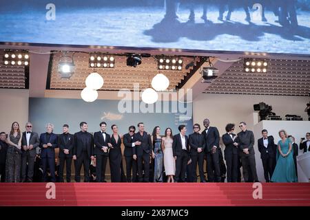 Hmed Hamidi, Anthony Bajon, Karim Laklou, François civil, Alain Chabat, Adèle Exarchopoulos, Mallory Wanecque, Élodie Bouchez, Alain Attal, Président de la semaine internationale de la critique du jury, Audrey Diwan, Gilles Lellouche, Malik Frikah, Vincent Lacoste, le producteur Hugo Selignac, le maire de Cannes David Lisnard, Jean-Pascal Zadi, Raphaël Quenard et François Breavoine présents au tapis rouge de L'amour Ouf au 77e Festival annuel de Cannes au Palais des Festivals le 23 mai 2024 en CA présent à L'amour Ouf tapis rouge au 77e Festival annuel du film de Cannes Banque D'Images