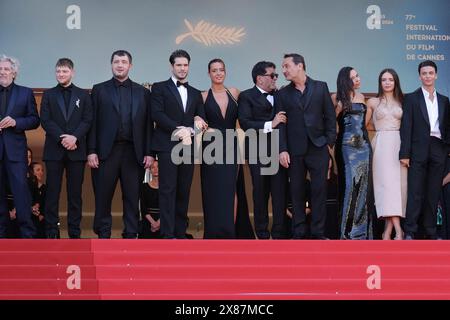 Hmed Hamidi, Anthony Bajon, Karim Laklou, François civil, Alain Chabat, Adèle Exarchopoulos, Mallory Wanecque, Élodie Bouchez, Alain Attal, Président de la semaine internationale de la critique du jury, Audrey Diwan, Gilles Lellouche, Malik Frikah, Vincent Lacoste, le producteur Hugo Selignac, le maire de Cannes David Lisnard, Jean-Pascal Zadi, Raphaël Quenard et François Breavoine présents au tapis rouge de L'amour Ouf au 77e Festival annuel de Cannes au Palais des Festivals le 23 mai 2024 en CA présent à L'amour Ouf tapis rouge au 77e Festival annuel du film de Cannes Banque D'Images