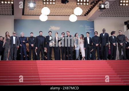 Hmed Hamidi, Anthony Bajon, Karim Laklou, François civil, Alain Chabat, Adèle Exarchopoulos, Mallory Wanecque, Élodie Bouchez, Alain Attal, Président de la semaine internationale de la critique du jury, Audrey Diwan, Gilles Lellouche, Malik Frikah, Vincent Lacoste, le producteur Hugo Selignac, le maire de Cannes David Lisnard, Jean-Pascal Zadi, Raphaël Quenard et François Breavoine présents au tapis rouge de L'amour Ouf au 77e Festival annuel de Cannes au Palais des Festivals le 23 mai 2024 en CA présent à L'amour Ouf tapis rouge au 77e Festival annuel du film de Cannes Banque D'Images