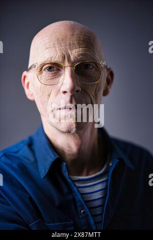 Homme senior avec la tête rasée portant des lunettes Banque D'Images