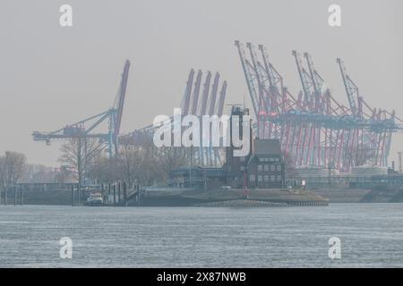 Allemagne, Hambourg, Lotsenhaus Seemannshoft avec Port de Hambourg en arrière-plan Banque D'Images