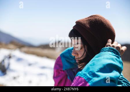 Jeune femme portant un bonnet en tricot en hiver Banque D'Images