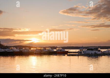 Allemagne, Mecklenburg-Vorpommern, Waren, bateaux amarrés dans la marina sur le lac Muritz au coucher du soleil Banque D'Images