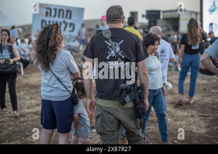 23 mai 2024, Israël, Kibboutz ami'ad : les Israéliens évacués des zones nord près de la frontière libanaise en raison des tensions transfrontalières continues, se tiennent debout au milieu de tentes lors d'un rassemblement appelant le gouvernement à les laisser rentrer chez eux. Photo : Ilia Yefimovich/dpa Banque D'Images