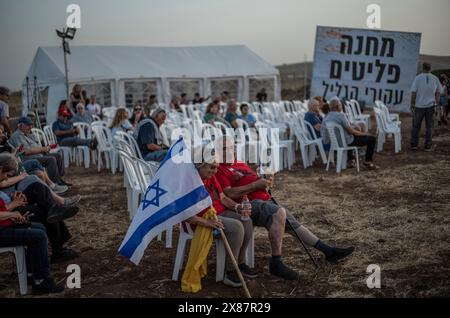 23 mai 2024, Israël, Kibboutz ami'ad : les Israéliens évacués des zones nord près de la frontière libanaise en raison des tensions transfrontalières continues, se tiennent debout au milieu de tentes lors d'un rassemblement appelant le gouvernement à les laisser rentrer chez eux. Photo : Ilia Yefimovich/dpa Banque D'Images