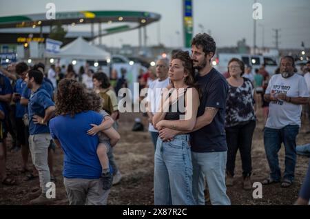 23 mai 2024, Israël, Kibboutz ami'ad : les Israéliens évacués des zones nord près de la frontière libanaise en raison des tensions transfrontalières continues, se tiennent debout au milieu de tentes lors d'un rassemblement appelant le gouvernement à les laisser rentrer chez eux. Photo : Ilia Yefimovich/dpa Banque D'Images