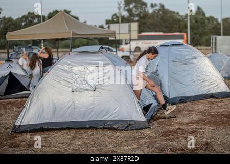 23 mai 2024, Israël, Kibboutz ami'ad : les Israéliens évacués des zones nord près de la frontière libanaise en raison des tensions transfrontalières continues, se tiennent debout au milieu de tentes lors d'un rassemblement appelant le gouvernement à les laisser rentrer chez eux. Photo : Ilia Yefimovich/dpa Banque D'Images