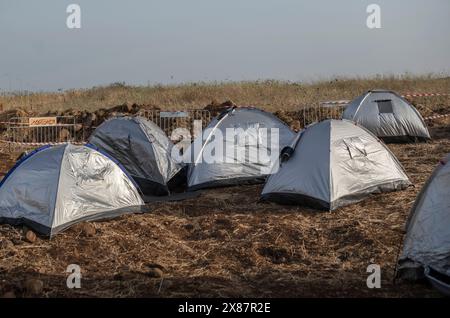 23 mai 2024, Israël, Kibboutz ami'ad : une vue générale des tentes alors que les Israéliens évacués des zones nord près de la frontière libanaise en raison des tensions transfrontalières continues, participent à un rassemblement appelant le gouvernement à les laisser rentrer chez eux. Photo : Ilia Yefimovich/dpa Banque D'Images