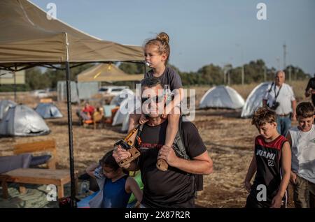 23 mai 2024, Israël, Kibboutz ami'ad : les Israéliens évacués des zones nord près de la frontière libanaise en raison des tensions transfrontalières continues, se tiennent debout au milieu de tentes lors d'un rassemblement appelant le gouvernement à les laisser rentrer chez eux. Photo : Ilia Yefimovich/dpa Banque D'Images