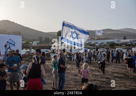 23 mai 2024, Israël, Kibboutz ami'ad : les Israéliens évacués des zones nord près de la frontière libanaise en raison des tensions transfrontalières continues, se tiennent debout au milieu de tentes lors d'un rassemblement appelant le gouvernement à les laisser rentrer chez eux. Photo : Ilia Yefimovich/dpa Banque D'Images