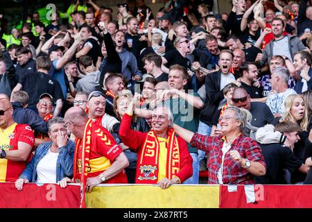 Nimègue, pays-Bas. 23 mai 2024. NIMÈGUE, PAYS-BAS - 23 MAI : les fans de Go Ahead Eagles acclament lors du match de demi-finale de la Ligue européenne entre NEC et Go Ahead Eagles au Goffertstadion le 23 mai 2024 à Nimègue, pays-Bas. (Photo de Henny Meyerink/BSR Agency) crédit : BSR Agency/Alamy Live News Banque D'Images