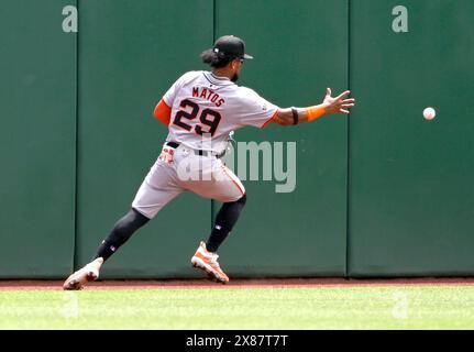 Pittsburgh, États-Unis. 23 mai 2024. Luis Matos (29 ans), outfielder des Giants de San Francisco, joue le ballon sur le mur du terrain central, donnant à Nick Gonzales, deuxième base des Pirates de Pittsburgh un triple dans la troisième manche contre les Giants de San Francisco au parc PNC le jeudi 23 mai 2024 à Pittsburgh. Photo par Archie Carpenter/UPI crédit : UPI/Alamy Live News Banque D'Images