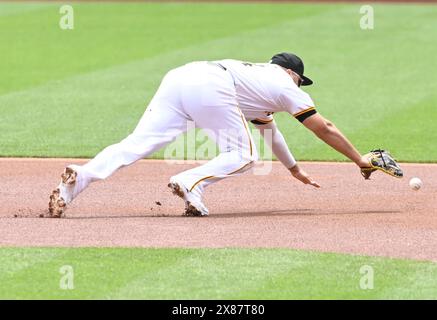 Pittsburgh, États-Unis. 23 mai 2024. Première base des Pirates de Pittsburgh Rowdy Tellez (44) atteint le hit de Luis Matos, outfielder des Giants de San Francisco, lors de la première manche au PNC Park le jeudi 23 mai 2024 à Pittsburgh. Photo par Archie Carpenter/UPI crédit : UPI/Alamy Live News Banque D'Images