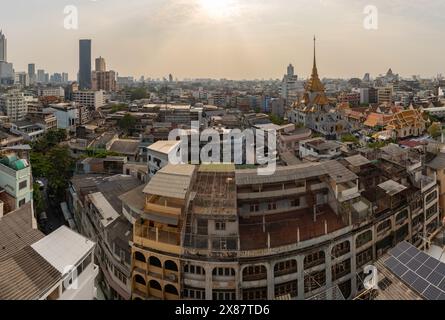 Une photo des toits des quartiers Samphanthawong, Bang Rak et Khlong San de Bangkok, avec le temple Wat Traimit Withayaram Worawihan - Golden Banque D'Images