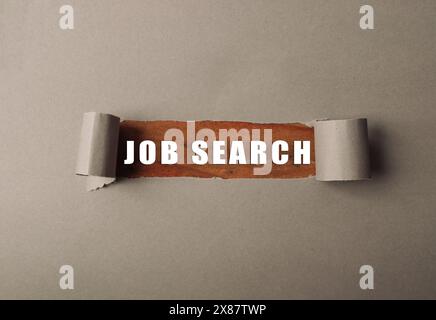 Un morceau de papier déchiré avec le mot recherche d'emploi écrit dessus Banque D'Images