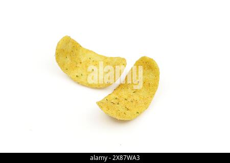 Deux morceaux de frites végétariennes non frites isolés sur fond blanc. Snack salé croustillant Banque D'Images