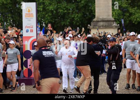 Bordeaux, France. 23 mai 2024. Arrivée puis départ de la flamme des Jeux Olympiques de 2024 sur la place des Quinconces à Bordeaux. Le chef étoilé Thierry Marx est le dernier porteur à allumer le chaudron. Bordeaux, Gironde, Nouvelle-Aquitaine, France, Europe. Crédit : photo de Hugo Martin/Alamy Live News. Banque D'Images