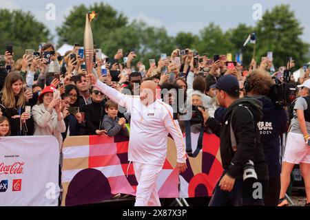 Bordeaux, France. 23 mai 2024. Arrivée puis départ de la flamme des Jeux Olympiques de 2024 sur la place des Quinconces à Bordeaux. Le chef étoilé Thierry Marx est le dernier porteur à allumer le chaudron. Bordeaux, Gironde, Nouvelle-Aquitaine, France, Europe. Crédit : photo de Hugo Martin/Alamy Live News. Banque D'Images