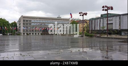 La place de la République et le bâtiment de l'Assemblée nationale un jour de pluie, Ljubljana, Slovénie. Banque D'Images