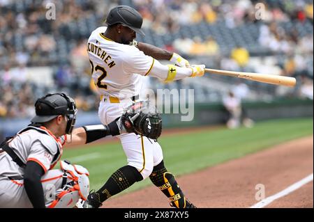 Andrew McCutchen (22 ans), le vainqueur des Pirates de Pittsburgh, en troisième manche, contre les Giants de San Francisco au PNC Park, le jeudi 23 mai 2024 à Pittsburgh. Andrew McCutchen, outfield des Pirates, mène le match avec un homer en solo. Photo par Archie Carpenter/UPI Banque D'Images