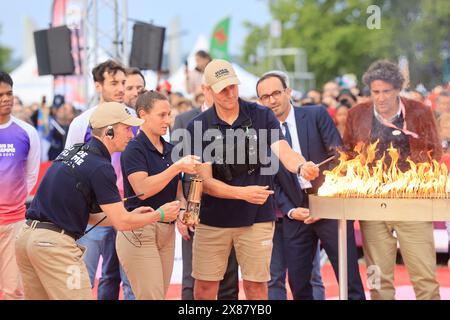 Bordeaux, France. 23 mai 2024. Arrivée puis départ de la flamme des Jeux Olympiques de 2024 sur la place des Quinconces à Bordeaux. Le chef étoilé Thierry Marx est le dernier porteur à allumer le chaudron. Bordeaux, Gironde, Nouvelle-Aquitaine, France, Europe. Crédit : photo de Hugo Martin/Alamy Live News. Banque D'Images