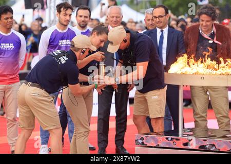 Bordeaux, France. 23 mai 2024. Arrivée puis départ de la flamme des Jeux Olympiques de 2024 sur la place des Quinconces à Bordeaux. Le chef étoilé Thierry Marx est le dernier porteur à allumer le chaudron. Bordeaux, Gironde, Nouvelle-Aquitaine, France, Europe. Crédit : photo de Hugo Martin/Alamy Live News. Banque D'Images