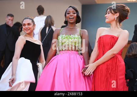 Aditi Rao Hydari, Aja Naomi King et Katherine Langford présentes à la première de L'amour Ouf dans le cadre du 77e Festival international du film de Cannes à Cannes, France, le 23 mai 2024. Photo Aurore MARECHAL/ABACAPRESS. COM Banque D'Images