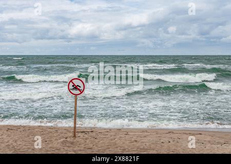 pas de signe de natation sur une plage vide avec une mer agitée et ondulée dans un fond Banque D'Images