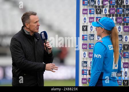 County Ground, Derby, Royaume-Uni. 23 mai 2024. 1st Womens One Day International, Angleterre contre Pakistan ; Sky Sports pundit Dominic Cork interviewe Sophie Ecclestone d'Angleterre après sa performance de joueur du match après le match que l'Angleterre a remporté par 37 Runs Credit : action plus Sports/Alamy Live News Banque D'Images