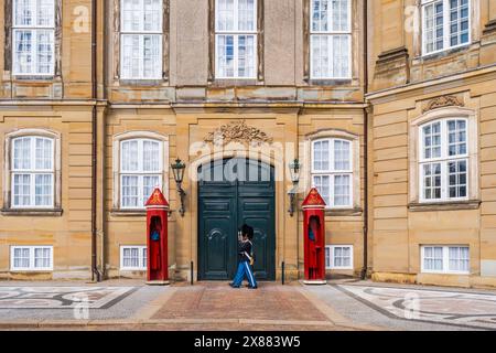 COPENHAGUE, DANEMARK - 14 AVRIL 2024 : les gardes de sauvetage royaux danois du régiment d'infanterie mécanisée de l'armée danoise, défilent devant le palais d'Amalienborg, Banque D'Images