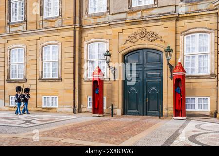 COPENHAGUE, DANEMARK - 14 AVRIL 2024 : les gardes de sauvetage royaux danois du régiment d'infanterie mécanisée de l'armée danoise, défilent devant le palais d'Amalienborg, Banque D'Images