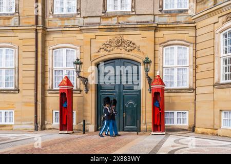 COPENHAGUE, DANEMARK - 14 AVRIL 2024 : les gardes de sauvetage royaux danois du régiment d'infanterie mécanisée de l'armée danoise, défilent devant le palais d'Amalienborg, Banque D'Images