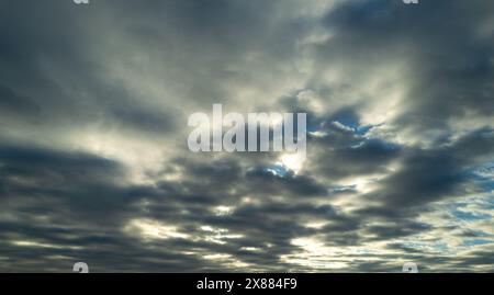 Les nuages du coucher du soleil se rassemblent. Ciel panoramique de lever ou de coucher de soleil avec des nuages. Coucher de soleil ciel sur crépuscule dans la soirée avec coucher de soleil. Nuage nature ciel Banque D'Images