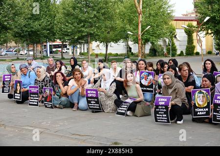 On voit un groupe de femmes tenant des pancartes participant à la manifestation contre le féminicide. Les 30 meurtres de femmes qui ont eu lieu en Turquie au cours des derniers mois ont été protestés lors d'une action menée par le réseau anti-violence et les composantes de la plate-forme féminine Dicle Amed à Diyarbakir. Un groupe de femmes, dont Serra Bucak, co-maire de la municipalité métropolitaine de Diyarbakir, se sont rassemblées dans le parc Roboski et ont condamné les meurtres en portant des affiches portant les noms et les photographies de femmes victimes de crimes d'honneur. Selon la plate-forme We Will Stop Femicide, 71 femmes au cours des 5 premiers mois de 202 Banque D'Images