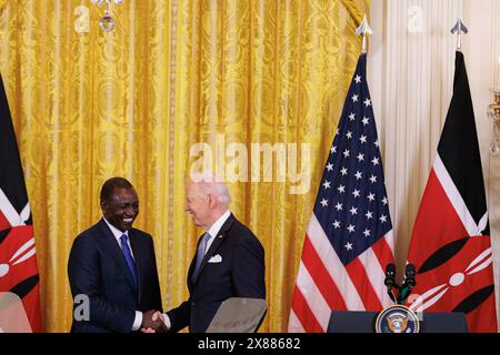 Washington, Vereinigte Staaten. 23 mai 2024. Le président américain Joe Biden est vu avec le président kenyan William Ruto, lors d’une conférence de presse conjointe dans le cadre de la visite d’État du président Rutoâs aux États-Unis, le jeudi 23 mai 2024. Crédit : Aaron Schwartz/CNP/dpa/Alamy Live News Banque D'Images