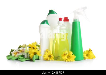 Ensemble de fournitures de nettoyage avec des fleurs de printemps sur fond blanc Banque D'Images
