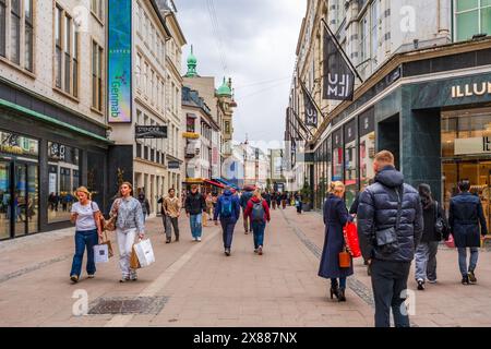 COPENHAGUE, DANEMARK - 16 AVRIL 2024 : le quartier commerçant de Stroget est la plus longue zone commerçante piétonne et sans voiture d'Europe Banque D'Images