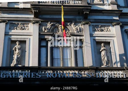 Le panneau au-dessus de l'entrée des Galeries Royales Saint-Hubert un ensemble de trois arcades vitrées Bruxelles, Belgique Banque D'Images