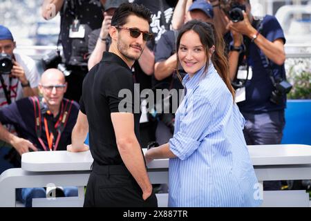 Cannes, France. 23 mai 2024. Pierre Niney et Anais Demoustier assistent au Photocall ''le Comte de Monte-Cristo'' lors du 77e Festival de Cannes au Palais des Festivals le 23 mai 2024 à Cannes, France. (Photo de Daniele Cifala/NurPhoto) crédit : NurPhoto SRL/Alamy Live News Banque D'Images