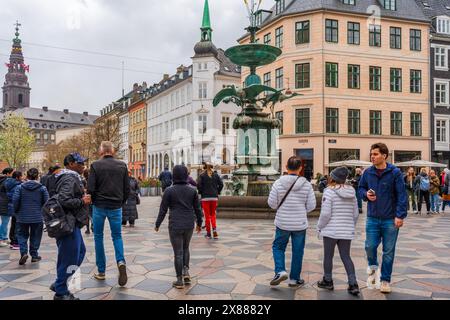 COPENHAGUE, DANEMARK - 16 AVRIL 2024 : le quartier commerçant de Stroget est la plus longue zone commerçante piétonne et sans voiture d'Europe Banque D'Images