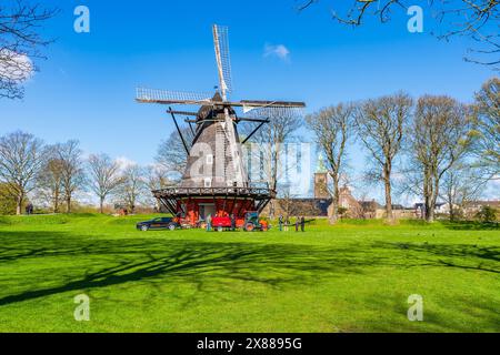 COPENHAGUE, DANEMARK - 17 AVRIL 2024 : le moulin à vent situé dans le Kastellet, une forteresse du XVIIe siècle à Copenhague, a été construit en 1847 pour alimenter l'ic Banque D'Images