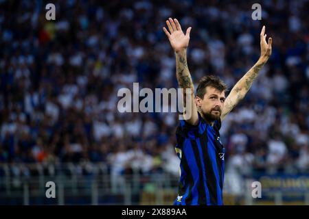 Milan, Italie. 19 mai 2024. Francesco Acerbi du FC Internazionale fait des gestes lors de la cérémonie de remise des prix à la fin du match de football Serie A entre le FC Internazionale et le SS Lazio. Crédit : Nicolò Campo/Alamy Live News Banque D'Images