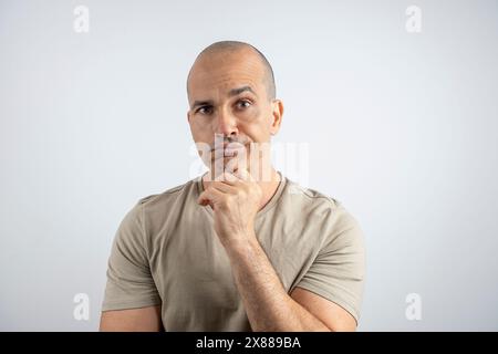 Caucasien, brésilien, 48 ans, dans le studio montrant émotions déception 2. Banque D'Images