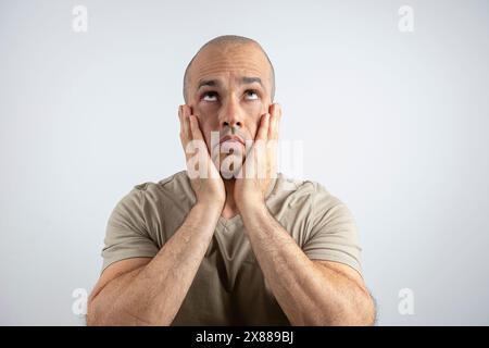 Caucasien, brésilien, 48 ans, dans le studio montrant émotions déception 5. Banque D'Images