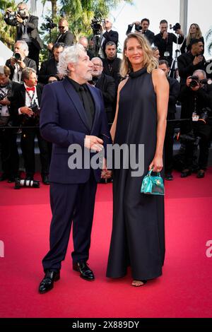 Cannes, France. 23 mai 2024. Alain Chabat et Tiara Comte assistent au tapis rouge du film ''L'amour ouf'' lors de la 77ème édition du Festival de Cannes, dans le sud de la France, le 23 mai 2024. (Photo de Daniele Cifala/NurPhoto) crédit : NurPhoto SRL/Alamy Live News Banque D'Images